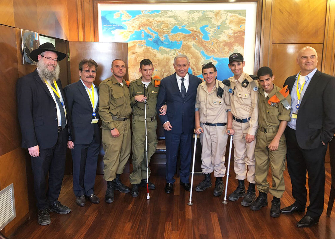 Prime Minister Benjamin Netanyahu With soldiers of specialinuniform