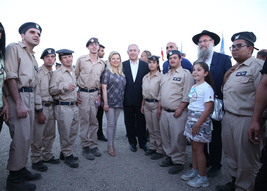 Prime Minister Benjamin Netanyahu With soldiers of specialinuniform