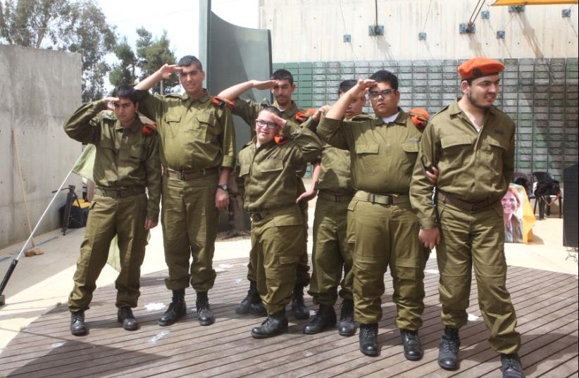 IN FIRST, 11 SOLDIERS WITH DISABILITIES SWORN INTO IDF